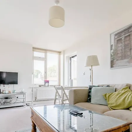 Modern With Terrace Daire Bristol