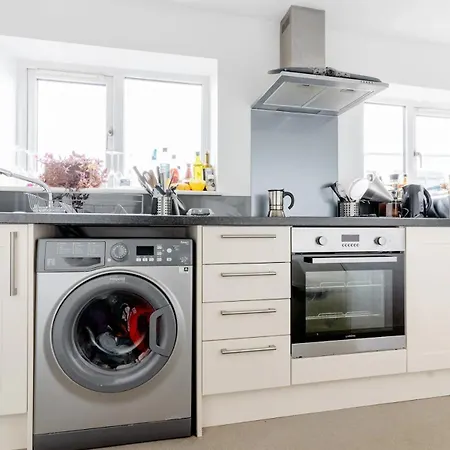 Modern With Terrace Daire Bristol